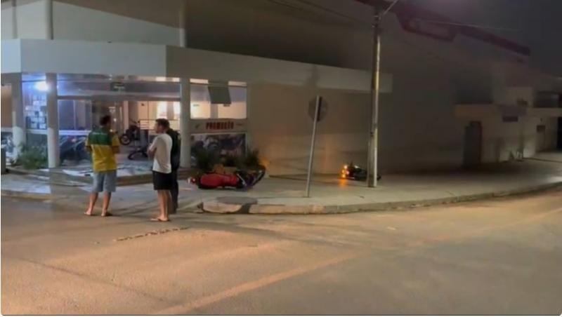 Sete criminosos arrombaram  Rondo Motos e roubaram várias motocicletas, em Jaru - Veja o vídeo Sete criminosos arrombaram  Rondo Motos e roubaram várias motocicletas, em Jaru - Veja o vídeo